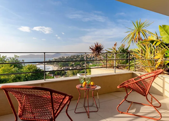 Villa Grand Large Saint-clair Piscine Chauffée Garage Propriété Fermée Le Lavandou