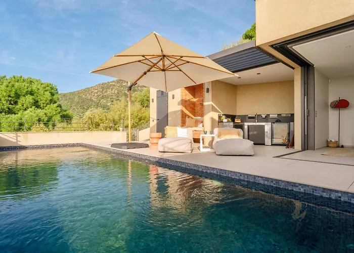 Villa Grand Large Saint-clair Piscine Chauffée Garage Propriété Fermée Le Lavandou