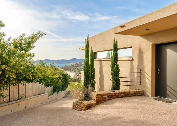 Villa Grand Large Saint-clair Piscine Chauffée Garage Propriété Fermée Le Lavandou