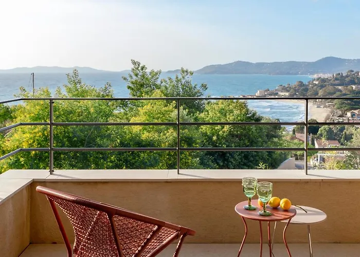 Grand Large Saint-clair Piscine Chauffee Garage Propriete Fermee Le Lavandou