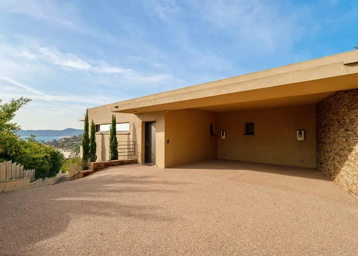 Villa Grand Large Saint-clair Piscine Chauffee Garage Propriete Fermee Le Lavandou